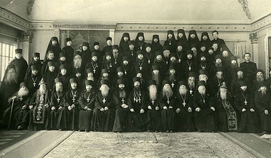 Наместник Троице-Сергиевой лавры архимандрит Пимен (Хмелевский) и архимандрит Питирим &mdash; инспектор Московской духовной академии и семинарии (МДАиС) с братией лавры