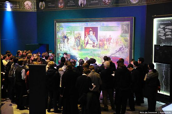 У стенда «Князь Владимир Мономах». Фото: Дм. Гливинский / Православие.Ru