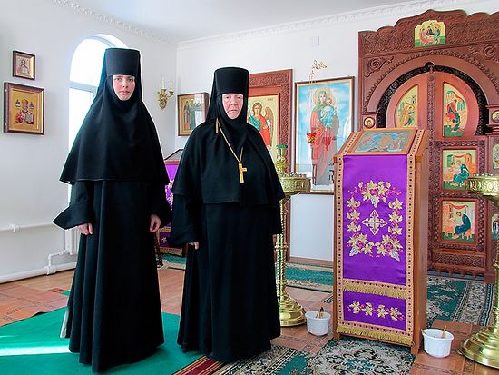 Матушка Митрофания с послушницей Ниной