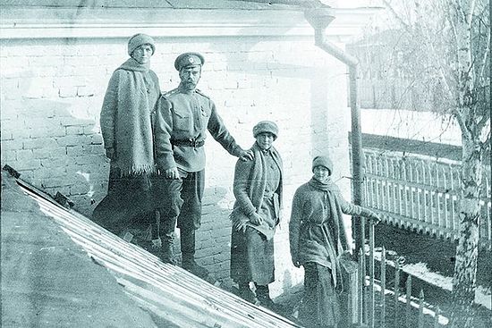 После революции: Николай Романов с дочерьми Ольгой, Анастасией и Татьяной в ссылке. Тобольск, зима 1917