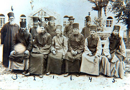 Братия Свято-Пантелеимонового монастыря. Преподобный Силуан сидит слева