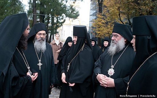 Участники конференции по монашеству в Троице-Сергиевой лавре с митрополитом Афанасием Лимасольским. Фото: В. Ходаков / Православие.Ru