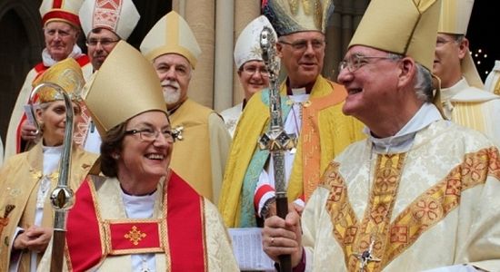 Англиканская Церковь в ноябре 2014 г. разрешила женщинам занимать пост епископа