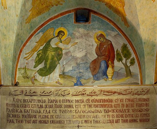Архангел Гавриил возвещает радостную весть Деве Марии. Фреска в Благовещенском храме Назарете