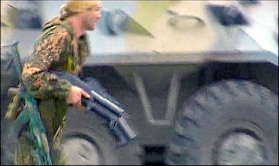 Подполковник Дмитрий Разумовский в Беслане. Один из последних снимков Дмитрия из кинохроники